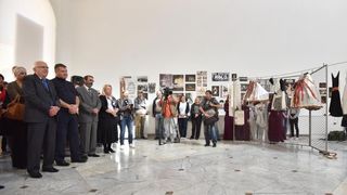 U lozi Narodnog muzeja otvorena je izlozba plakata, fotografija i kostima Zadarskog plesnog ansambla, najstarijeg ansambla suvremenog plesa u Dalmaciji. Izlozba je vezana uz proslavu Dana obrane grada Zadra i 25. godisnjice od osnutka Zadarskog plesnog an