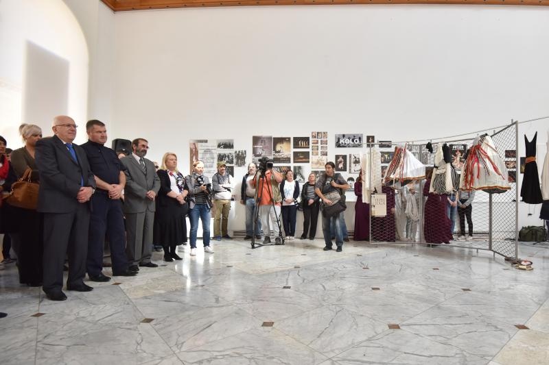 U lozi Narodnog muzeja otvorena je izlozba plakata, fotografija i kostima Zadarskog plesnog ansambla, najstarijeg ansambla suvremenog plesa u Dalmaciji. Izlozba je vezana uz proslavu Dana obrane grada Zadra i 25. godisnjice od osnutka Zadarskog plesnog an