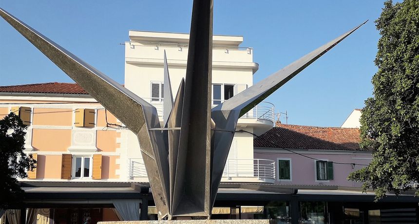 Biograd: Kod Spomenika mira zapaljene svijeće u znak sjećanja na žrtve atomske bombe Biograd: Kod Spomenika mira zapaljene svijeće u znak sjećanja na žrtve atomske bombe