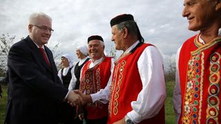 09.11.2013., Tinj – Predsjednik RH Ivo Josipovic posjetio je poljoprivrednike u Tinju te poljoprivrednu zadrugu Maraska Tinj koja je vazan dobavljac visnje maraske za zadarsku tvrtku Maraska d.d. Photo: Filip Brala/PIXSELL