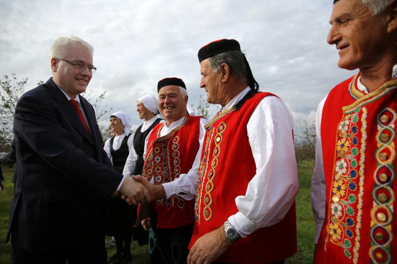 09.11.2013., Tinj – Predsjednik RH Ivo Josipovic posjetio je poljoprivrednike u Tinju te poljoprivrednu zadrugu Maraska Tinj koja je vazan dobavljac visnje maraske za zadarsku tvrtku Maraska d.d. Photo: Filip Brala/PIXSELL