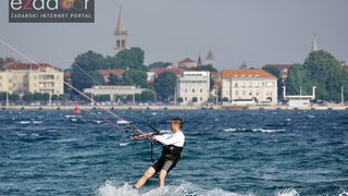 Guštanje surfera u jakom jugu Guštanje surfera u jakom jugu