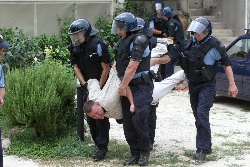 Sveti Filip i Jakov: Brutalna deložacija majke i sina Sveti Filip i Jakov: Brutalna deložacija majke i sina