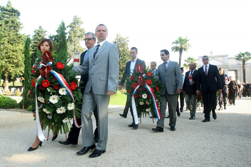 Zadar – Povodom obiljezavanja Dana pobjede i domovinske zahvalnosti i Dana hrvatskih branitelja kod sredisnjeg kriza na Gradskom groblju polozeni su vijenci i zapaljene svijece u sjecanje na sve poginule u Domovinskom ratu. Photo: Dino Stanin/PIXSELL