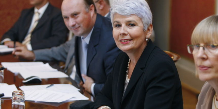 Zagreb, 100909.
Vlada.
Banski dvori.
Redovita sjednica Vlade.
Na slici: Premijerka Jadranka Kosor .
Foto: Goran Mehkek / CROPIX Zagreb, 100909.
Vlada.
Banski dvori.
Redovita sjednica Vlade.
Na slici: Premijerka Jadranka Kosor .
Foto: Goran Mehkek / CROPIX