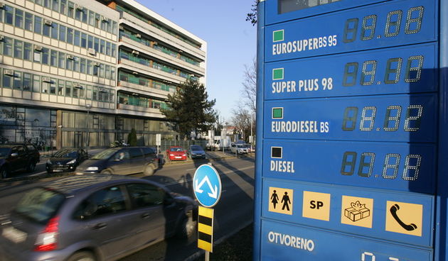 Zagreb,141210.
Ina, Miramarska.
Benzin je ponovo poskupio i cijena litre je presla cijenu od devet kuna i tako narasla na dosad najvecu u ovoj godini.
Foto: Ranko Suvar / CROPIX