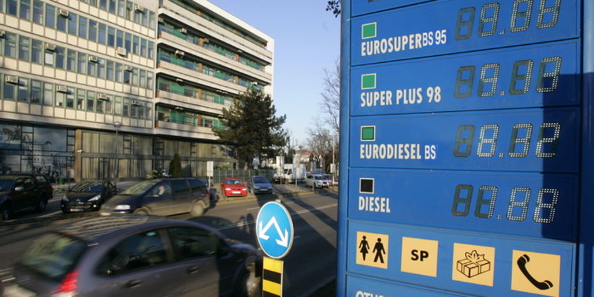 Zagreb,141210.
Ina, Miramarska.
Benzin je ponovo poskupio i cijena litre je presla cijenu od devet kuna i tako narasla na dosad najvecu u ovoj godini.
Foto: Ranko Suvar / CROPIX
