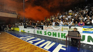 Zadar, 230912
Dvorana Jazine.
Humanitarna utakmica “Za Stephanie smo vratili kosarku u Jazine” na kojoj su nastupile brojne bivse zvijezde KK Zadra poput Dina Radje, Arijana Komazeca, Gordana Giriceka i drugih.
Na fotografiji: detalj s dogadjaja
Foto: Lu Zadar, 230912
Dvorana Jazine.
Humanitarna utakmica “Za Stephanie smo vratili kosarku u Jazine” na kojoj su nastupile brojne bivse zvijezde KK Zadra poput Dina Radje, Arijana Komazeca, Gordana Giriceka i drugih.
Na fotografiji: detalj s dogadjaja
Foto: Lu