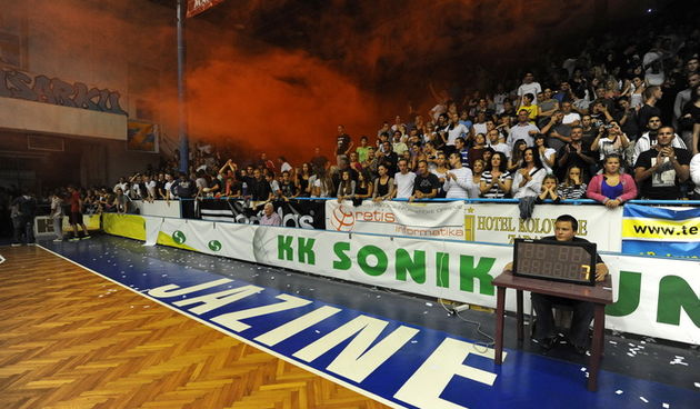 Zadar, 230912
Dvorana Jazine. 
Humanitarna utakmica “Za Stephanie smo vratili kosarku u Jazine” na kojoj su nastupile brojne bivse zvijezde KK Zadra poput Dina Radje, Arijana Komazeca, Gordana Giriceka i drugih.
Na fotografiji: detalj s dogadjaja
Foto: Lu