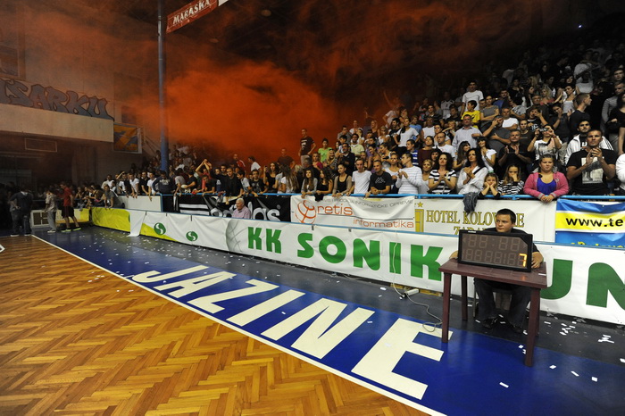 Zadar, 230912
Dvorana Jazine.
Humanitarna utakmica “Za Stephanie smo vratili kosarku u Jazine” na kojoj su nastupile brojne bivse zvijezde KK Zadra poput Dina Radje, Arijana Komazeca, Gordana Giriceka i drugih.
Na fotografiji: detalj s dogadjaja
Foto: Lu Zadar, 230912
Dvorana Jazine.
Humanitarna utakmica “Za Stephanie smo vratili kosarku u Jazine” na kojoj su nastupile brojne bivse zvijezde KK Zadra poput Dina Radje, Arijana Komazeca, Gordana Giriceka i drugih.
Na fotografiji: detalj s dogadjaja
Foto: Lu