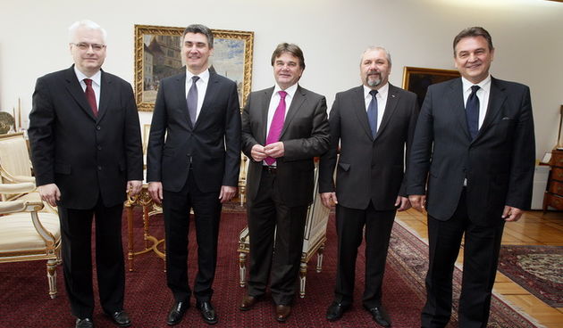 Zagreb, 141211.
Ured predsjednika.
Danas je predsjednik Ivo Josipovic primio clanove Kukuriku koalicije te je izbornom pobjedniku Zoranu Milanovicu dao mandat za sastav nove vlade.
Na slici: Ivo Josipovic, Zoran Milanovic, Ivan Jakovcic, Silvano Hrelja te