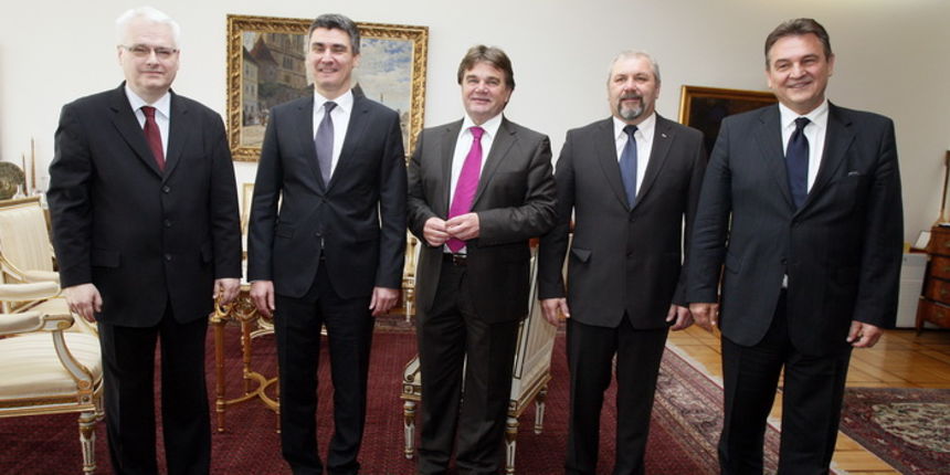 Zagreb, 141211.
Ured predsjednika.
Danas je predsjednik Ivo Josipovic primio clanove Kukuriku koalicije te je izbornom pobjedniku Zoranu Milanovicu dao mandat za sastav nove vlade.
Na slici: Ivo Josipovic, Zoran Milanovic, Ivan Jakovcic, Silvano Hrelja te