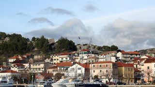 Skradin romantičan mediteranski grad na desnoj obali rijeke Krke Skradin romantičan mediteranski grad na desnoj obali rijeke Krke