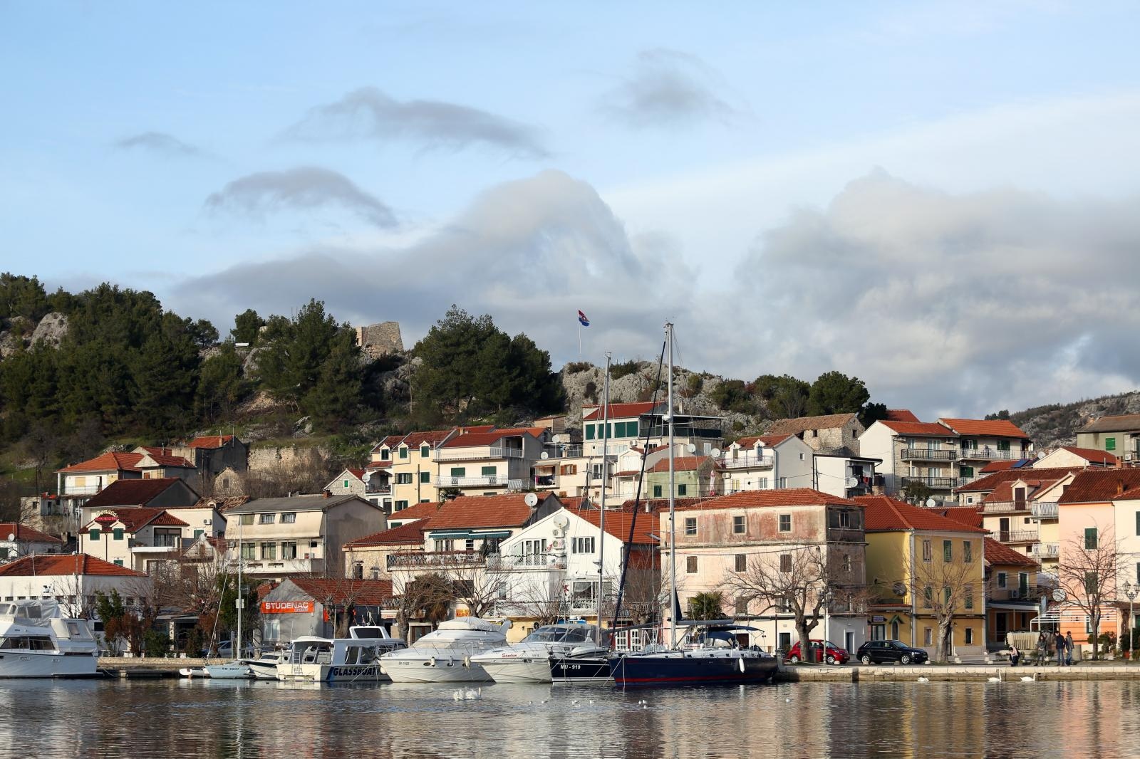 Skradin romantičan mediteranski grad na desnoj obali rijeke Krke Skradin romantičan mediteranski grad na desnoj obali rijeke Krke