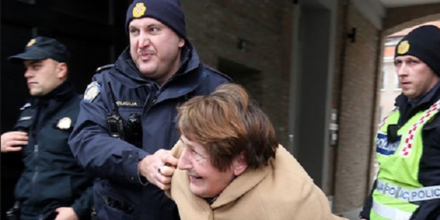 Osijek – nasilno privođenje starice, Foto: Glas Slavonije Osijek – nasilno privođenje starice, Foto: Glas Slavonije