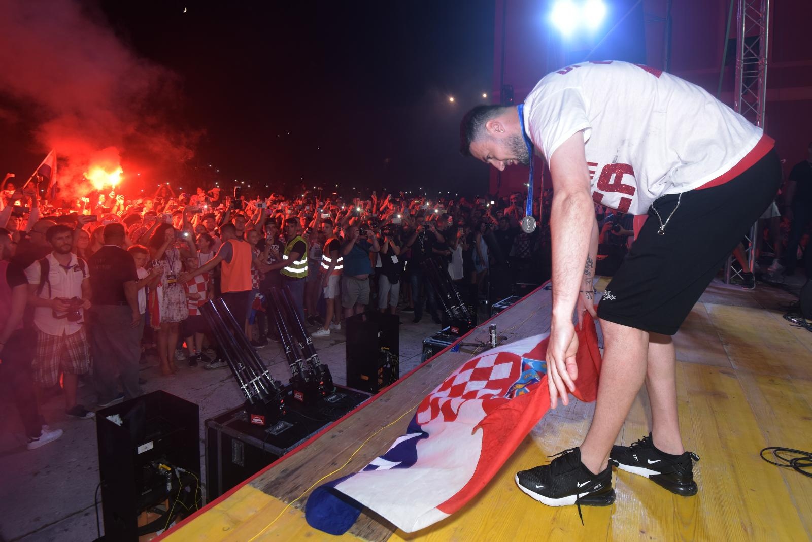 Zadrani na Forumu priredili spektakularan doček za svoje Vatrene Zadrani na Forumu priredili spektakularan doček za svoje Vatrene