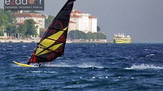 Guštanje surfera u jakom jugu Guštanje surfera u jakom jugu
