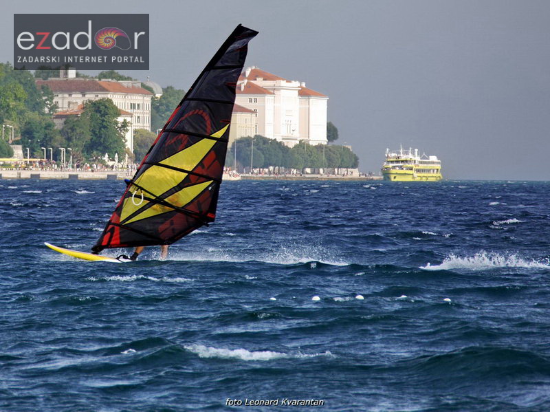 Guštanje surfera u jakom jugu Guštanje surfera u jakom jugu