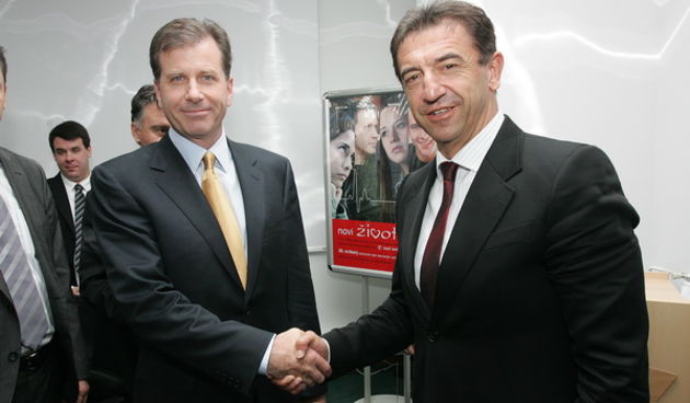 Zagreb, 141009.
Ministarstvo zdravstva.
Ministar zdravstva i socijalne skrbi Darko Milinovic sastao se s americkim veleposlanikom u Hrvatskoj, Jamesom B. Foleyem, te odrzao zajednicku tiskovnu konferenciju.
Foto: Davor Pongracic / CROPIX