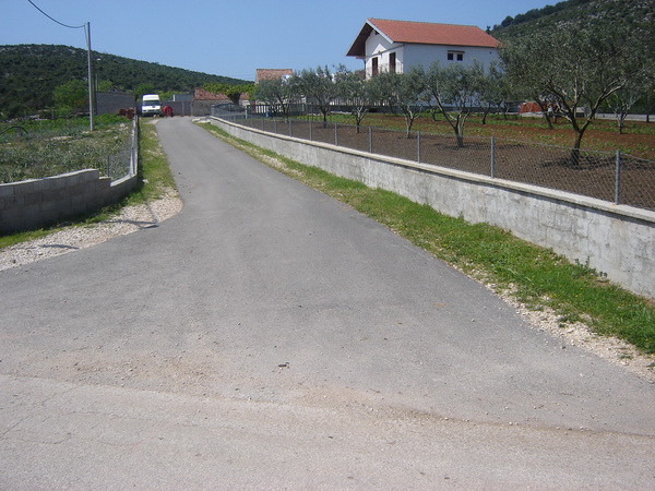 Glavica, asfaltirane ceste