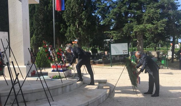 Dan državnosti, Božidar Longin, Središnji križ, vijenci i svijeće
