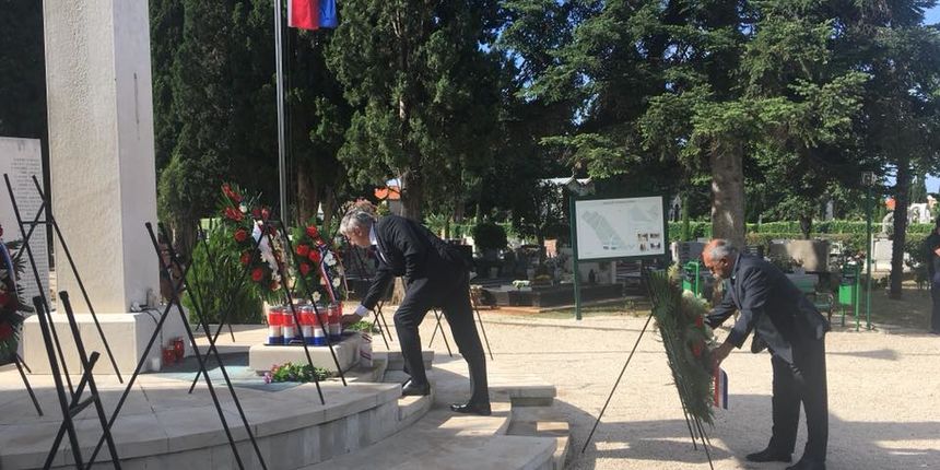 Dan državnosti, Božidar Longin, Središnji križ, vijenci i svijeće Dan državnosti, Božidar Longin, Središnji križ, vijenci i svijeće