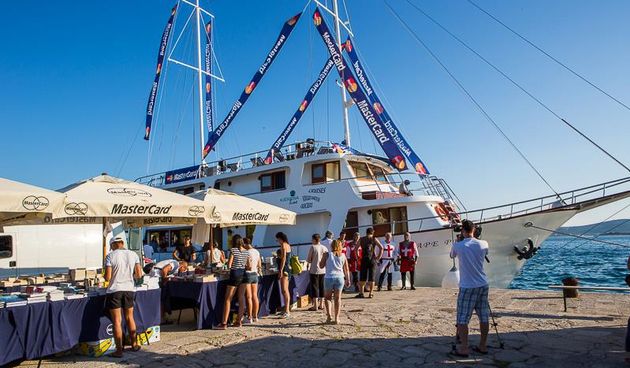 Brod knjizara, brod kulture by Damir Kovacic