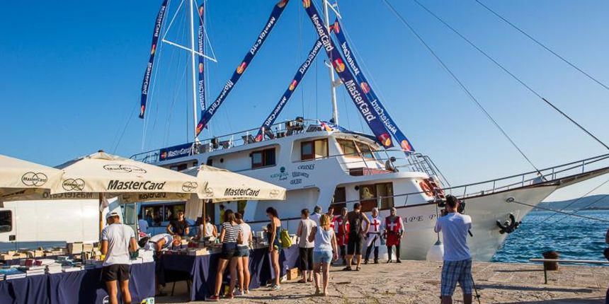 Brod knjizara, brod kulture by Damir Kovacic