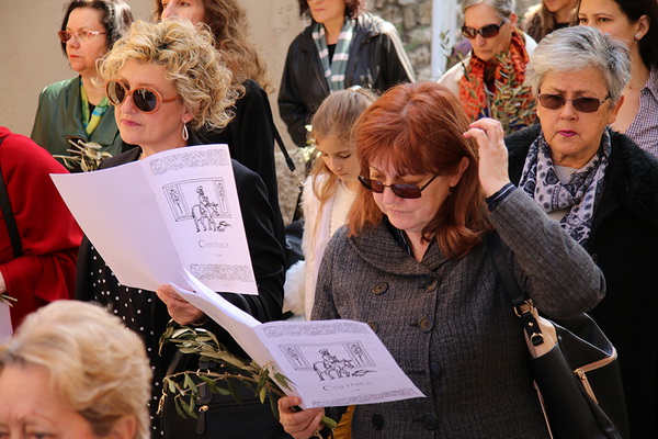 Cvjetnica 20. ožujka 2016: Nakon blagoslova maslinovih grančica, nadbisku Želimir Puljić predvodio je procesiju do katedrale sv. Stošije gdje je služio misno slavlje na kojem se pjevala Muka našeg Gospodina Cvjetnica 20. ožujka 2016: Nakon blagoslova maslinovih grančica, nadbisku Želimir Puljić predvodio je procesiju do katedrale sv. Stošije gdje je služio misno slavlje na kojem se pjevala Muka našeg Gospodina