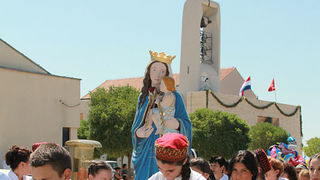 U Skabrnji odrzano veliko misno slavlje i procesija povodom blagdana Velike Gospe U Skabrnji odrzano veliko misno slavlje i procesija povodom blagdana Velike Gospe