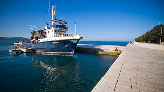 Ribar krpa mrižu svoju (foto:Saša Čuka) Ribar krpa mrižu svoju (foto:Saša Čuka)