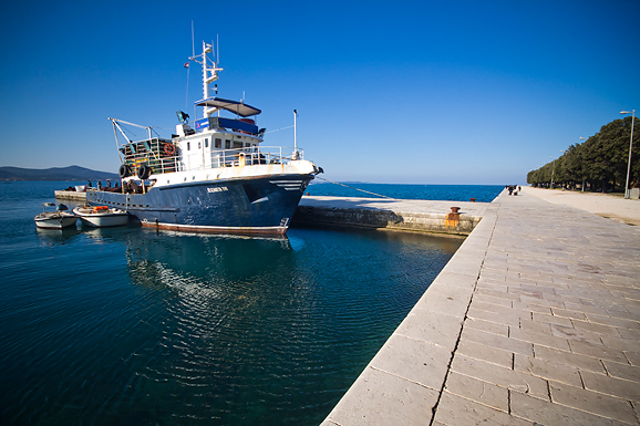 Ribar krpa mrižu svoju (foto:Saša Čuka) Ribar krpa mrižu svoju (foto:Saša Čuka)