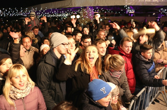 Virani 2016. godinu dočekali uz Lidiju Bačić, Leteći odred i spektakularan vatromet Virani 2016. godinu dočekali uz Lidiju Bačić, Leteći odred i spektakularan vatromet