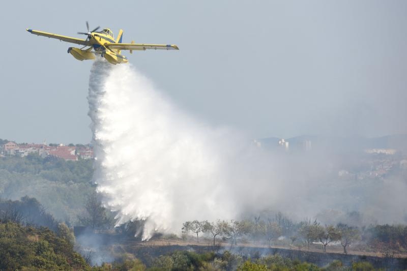 Kanaderi i air tractori gasili požar u blizini dikljanskih kuća i vikendica Kanaderi i air tractori gasili požar u blizini dikljanskih kuća i vikendica