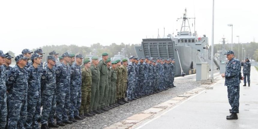 Ispracaj brodova DBM-81 Cetina i DBM-82 Krka iz Vojne luke Lora koji prevoze pripadnike i opremu Hrvatske kopnene vojske OS RH na medjunarodnu vojnu vjezbu Trident Juncture 15 u Spanjolsku. Svecanom ispracaju brodova prisustvovaloi su direktor Glavnog st Ispracaj brodova DBM-81 Cetina i DBM-82 Krka iz Vojne luke Lora koji prevoze pripadnike i opremu Hrvatske kopnene vojske OS RH na medjunarodnu vojnu vjezbu Trident Juncture 15 u Spanjolsku. Svecanom ispracaju brodova prisustvovaloi su direktor Glavnog st