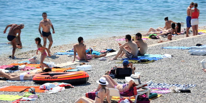 Zadar, 230611.
Kupanje i suncanje na zadarskim plazama.
Foto: Andrija Lucic / CROPIX Zadar, 230611.
Kupanje i suncanje na zadarskim plazama.
Foto: Andrija Lucic / CROPIX
