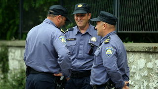 Zadar, 080513.
Gazenica. Prosvjed radnica Adrie u Gazenici koje traze 9 neisplacenih placa ili otpremnine.
Na fotografiji: policija koja je osiguravala prosvjed.
Foto: Jure Miskovic / CROPIX Zadar, 080513.
Gazenica. Prosvjed radnica Adrie u Gazenici koje traze 9 neisplacenih placa ili otpremnine.
Na fotografiji: policija koja je osiguravala prosvjed.
Foto: Jure Miskovic / CROPIX