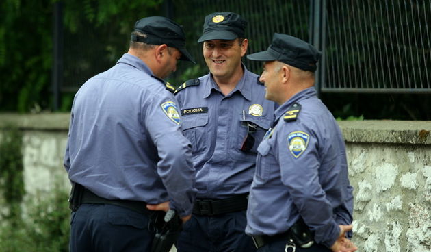 Zadar, 080513. 
Gazenica. Prosvjed radnica Adrie u Gazenici koje traze 9 neisplacenih placa ili otpremnine. 
Na fotografiji: policija koja je osiguravala prosvjed.
Foto: Jure Miskovic / CROPIX