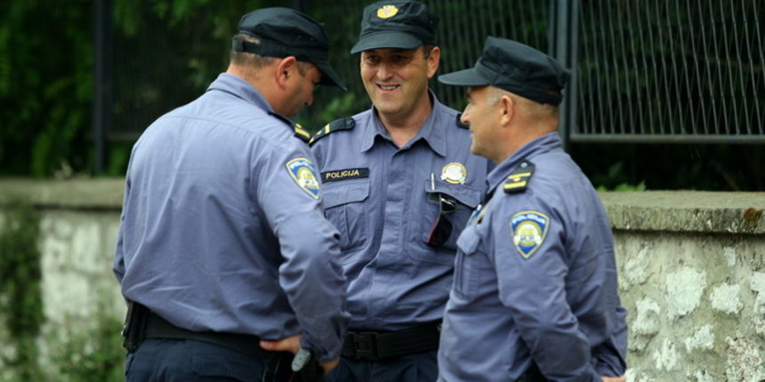 Zadar, 080513.
Gazenica. Prosvjed radnica Adrie u Gazenici koje traze 9 neisplacenih placa ili otpremnine.
Na fotografiji: policija koja je osiguravala prosvjed.
Foto: Jure Miskovic / CROPIX Zadar, 080513.
Gazenica. Prosvjed radnica Adrie u Gazenici koje traze 9 neisplacenih placa ili otpremnine.
Na fotografiji: policija koja je osiguravala prosvjed.
Foto: Jure Miskovic / CROPIX