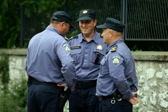 Zadar, 080513.
Gazenica. Prosvjed radnica Adrie u Gazenici koje traze 9 neisplacenih placa ili otpremnine.
Na fotografiji: policija koja je osiguravala prosvjed.
Foto: Jure Miskovic / CROPIX Zadar, 080513.
Gazenica. Prosvjed radnica Adrie u Gazenici koje traze 9 neisplacenih placa ili otpremnine.
Na fotografiji: policija koja je osiguravala prosvjed.
Foto: Jure Miskovic / CROPIX