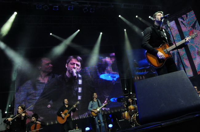 Skoplje, 240110.
Humanitarni koncert odrzan u Skoplju na kome su izvodjaci premijerno pjevali pjesme koje je komponirao Tose Proeski.
Na fotografiji: Boris Novkovic.
Foto: Maja Zlatevska / CROPIX Skoplje, 240110.
Humanitarni koncert odrzan u Skoplju na kome su izvodjaci premijerno pjevali pjesme koje je komponirao Tose Proeski.
Na fotografiji: Boris Novkovic.
Foto: Maja Zlatevska / CROPIX