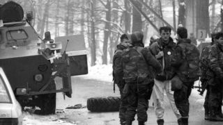310391. ARHIVSKA FOTOGRAFIJA:
Plitvicka jezera – Akcija pripadnika za posebne namjene hrvatskog MUP-a na sam Uskrs 31.03.1991 kojom je ponovno uspostavljena policijska postaja na Plitvickim jezerima. Okrsaj je trajajo vise sati u kojoj je poginuo redarstv 310391. ARHIVSKA FOTOGRAFIJA:
Plitvicka jezera – Akcija pripadnika za posebne namjene hrvatskog MUP-a na sam Uskrs 31.03.1991 kojom je ponovno uspostavljena policijska postaja na Plitvickim jezerima. Okrsaj je trajajo vise sati u kojoj je poginuo redarstv