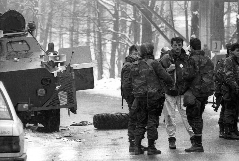 310391. ARHIVSKA FOTOGRAFIJA:
Plitvicka jezera – Akcija pripadnika za posebne namjene hrvatskog MUP-a na sam Uskrs 31.03.1991 kojom je ponovno uspostavljena policijska postaja na Plitvickim jezerima. Okrsaj je trajajo vise sati u kojoj je poginuo redarstv 310391. ARHIVSKA FOTOGRAFIJA:
Plitvicka jezera – Akcija pripadnika za posebne namjene hrvatskog MUP-a na sam Uskrs 31.03.1991 kojom je ponovno uspostavljena policijska postaja na Plitvickim jezerima. Okrsaj je trajajo vise sati u kojoj je poginuo redarstv