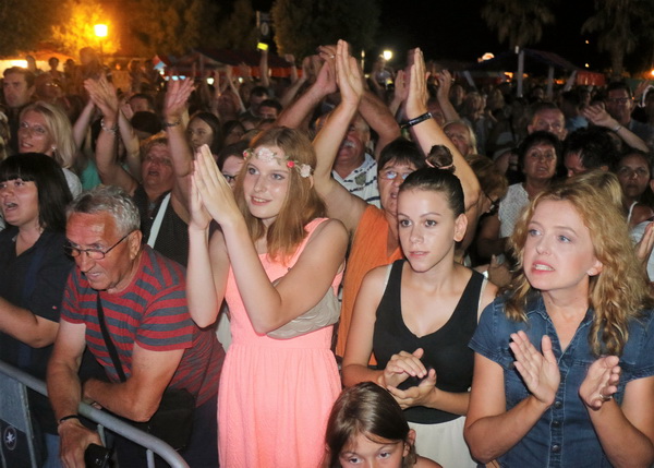 Virsko ljeto 2016: Tomislav Bralić i klapa Intrade oduševili 12 tisuća obožavatelja na virskoj rivi Virsko ljeto 2016: Tomislav Bralić i klapa Intrade oduševili 12 tisuća obožavatelja na virskoj rivi
