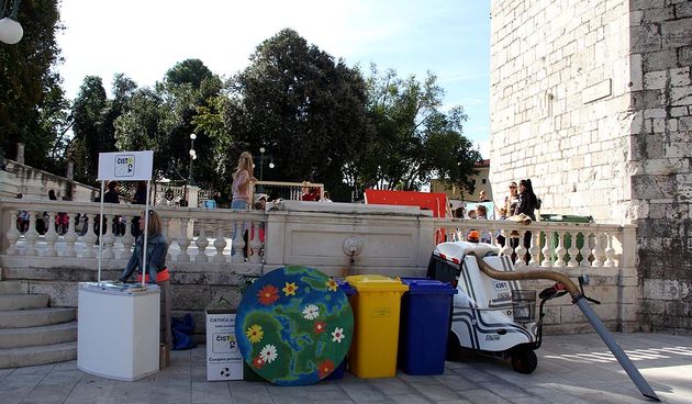 “Čistoća d.o.o.”  iz Zadra u suradnji sa dječjim vrtićima “Radost” i “Sunce” organizirala je  “Eko olimpijadu”  na Trgu pet bunara. Cilj je kroz praktične i zabavne eko igre potaknuti razmišljanje o zaštiti okoliša  te tjelesnoj aktivnosti koja je jako bi