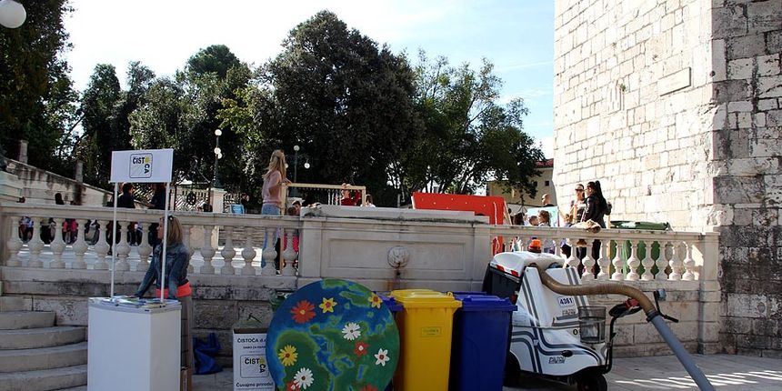 “Čistoća d.o.o.” iz Zadra u suradnji sa dječjim vrtićima “Radost” i “Sunce” organizirala je “Eko olimpijadu” na Trgu pet bunara. Cilj je kroz praktične i zabavne eko igre potaknuti razmišljanje o zaštiti okoliša te tjelesnoj aktivnosti koja je jako bi “Čistoća d.o.o.” iz Zadra u suradnji sa dječjim vrtićima “Radost” i “Sunce” organizirala je “Eko olimpijadu” na Trgu pet bunara. Cilj je kroz praktične i zabavne eko igre potaknuti razmišljanje o zaštiti okoliša te tjelesnoj aktivnosti koja je jako bi