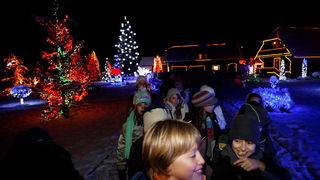 Cazma, 161209.
Grabovnica pokraj Cazme – Bozicna prica obitelji Salaj.
Zlatko Salaj ukrasio je i ove godine cijelo imanje s oko 1 milijun lampica. 
Za posjetitelje ce imanje biti otvoreno od subote 19.12. – 06. sijecnja od 17 h -21h. 
Foto: Goran Mehkek /