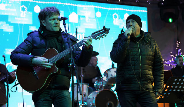 Sinoć je na adventskom trgu nastupila legendarna zadarska grupa Forum