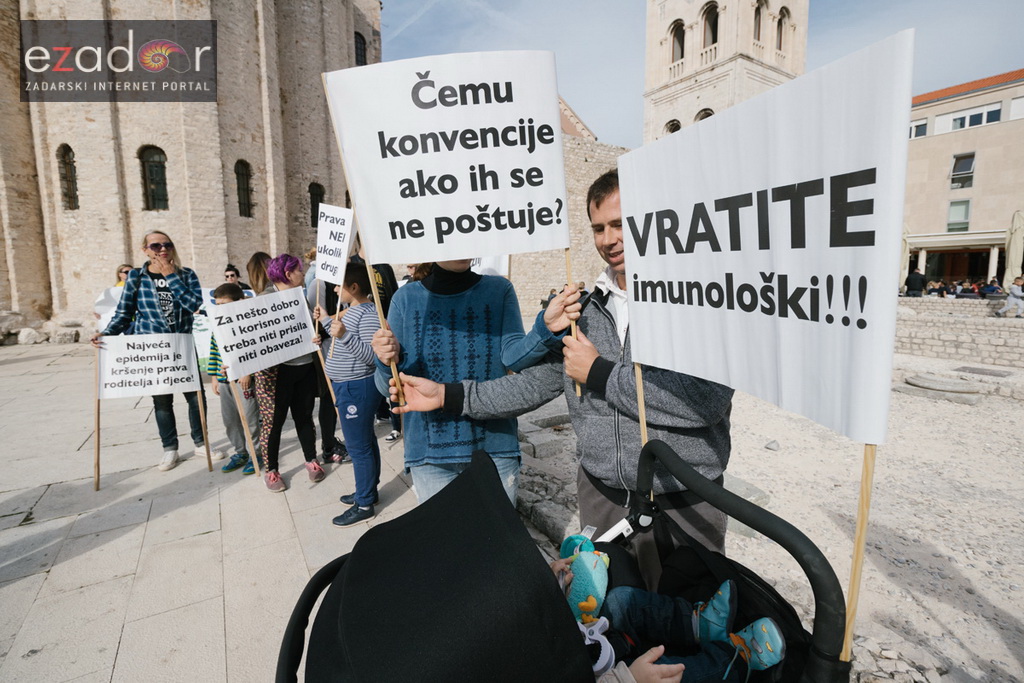 Prosvjedni skup roditelja protiv politike obaveznog cijepljenja Prosvjedni skup roditelja protiv politike obaveznog cijepljenja