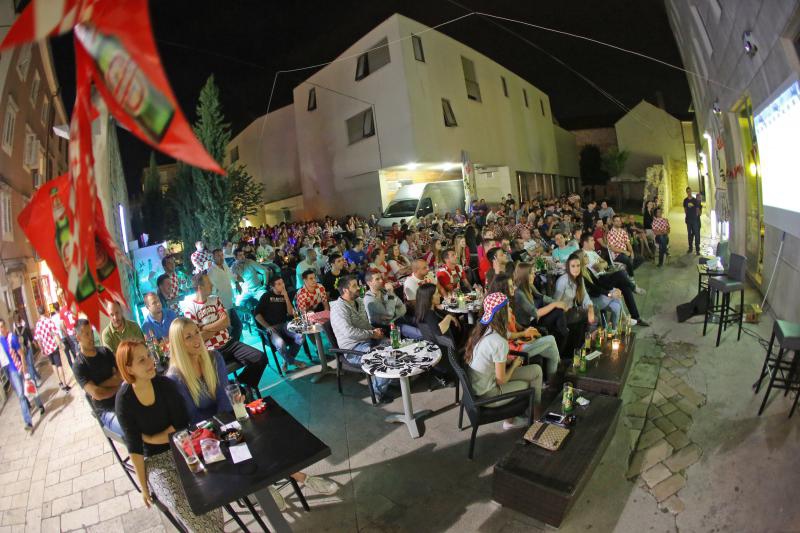 Utakmica Hrvatske i Kameruna gledala se u zadarskim kafićima, foto: Filip Brala/PIXSELL Utakmica Hrvatske i Kameruna gledala se u zadarskim kafićima, foto: Filip Brala/PIXSELL